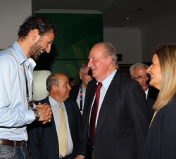 El Rey Don Juan Carlos en presencia de la ministra de Empleo y Seguridad Social, Fátima Báñez, conversa con Jorge Garbajosa, campeón del mundo con la 